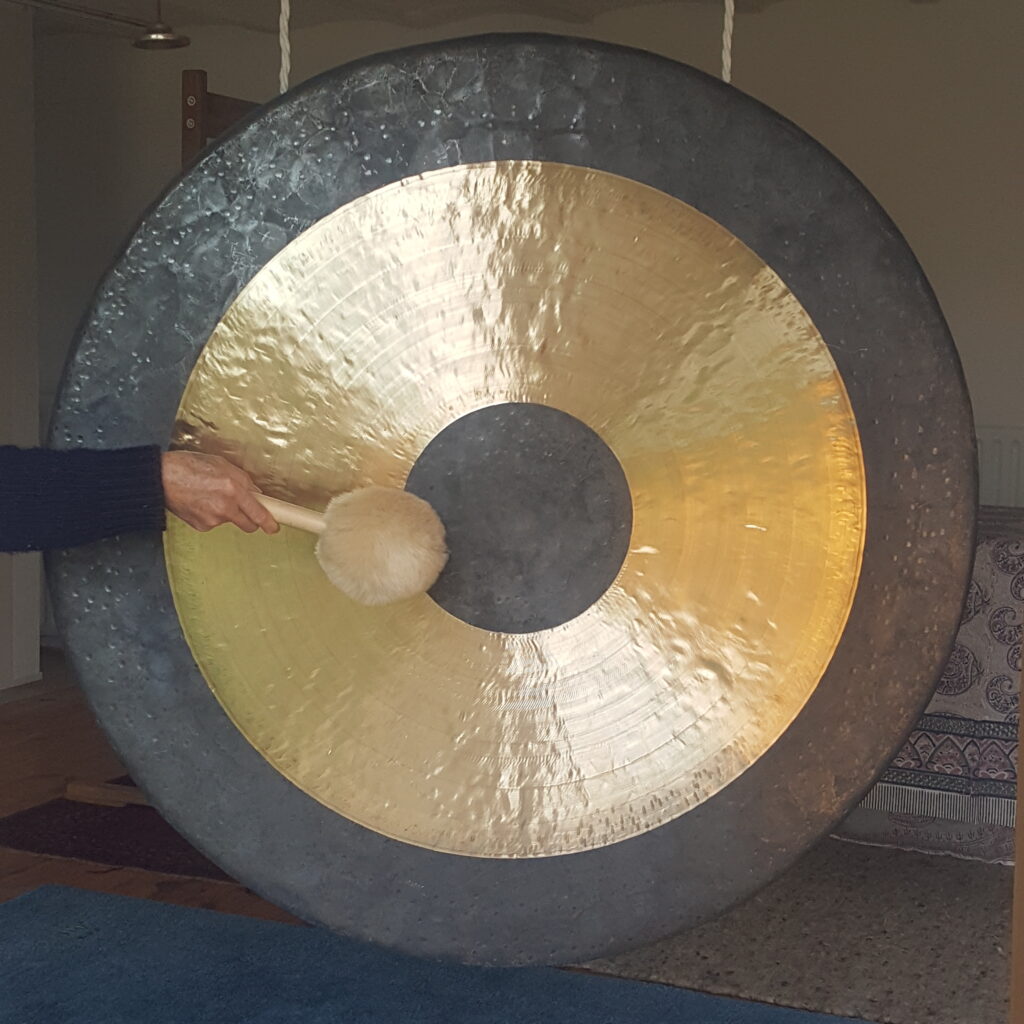 Sound therapy with Sabine Flury-Langer, naturopath in Cluny